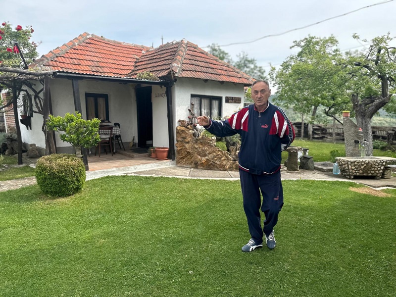 Ne bih ovaj pogled na Kablar menjao ni za pogled sa Ajfelovog tornja: Nastavnik muzike vratio se u rodno selo, Radovan u Gornjoj Gorevnici napravio pravi raj (FOTO)