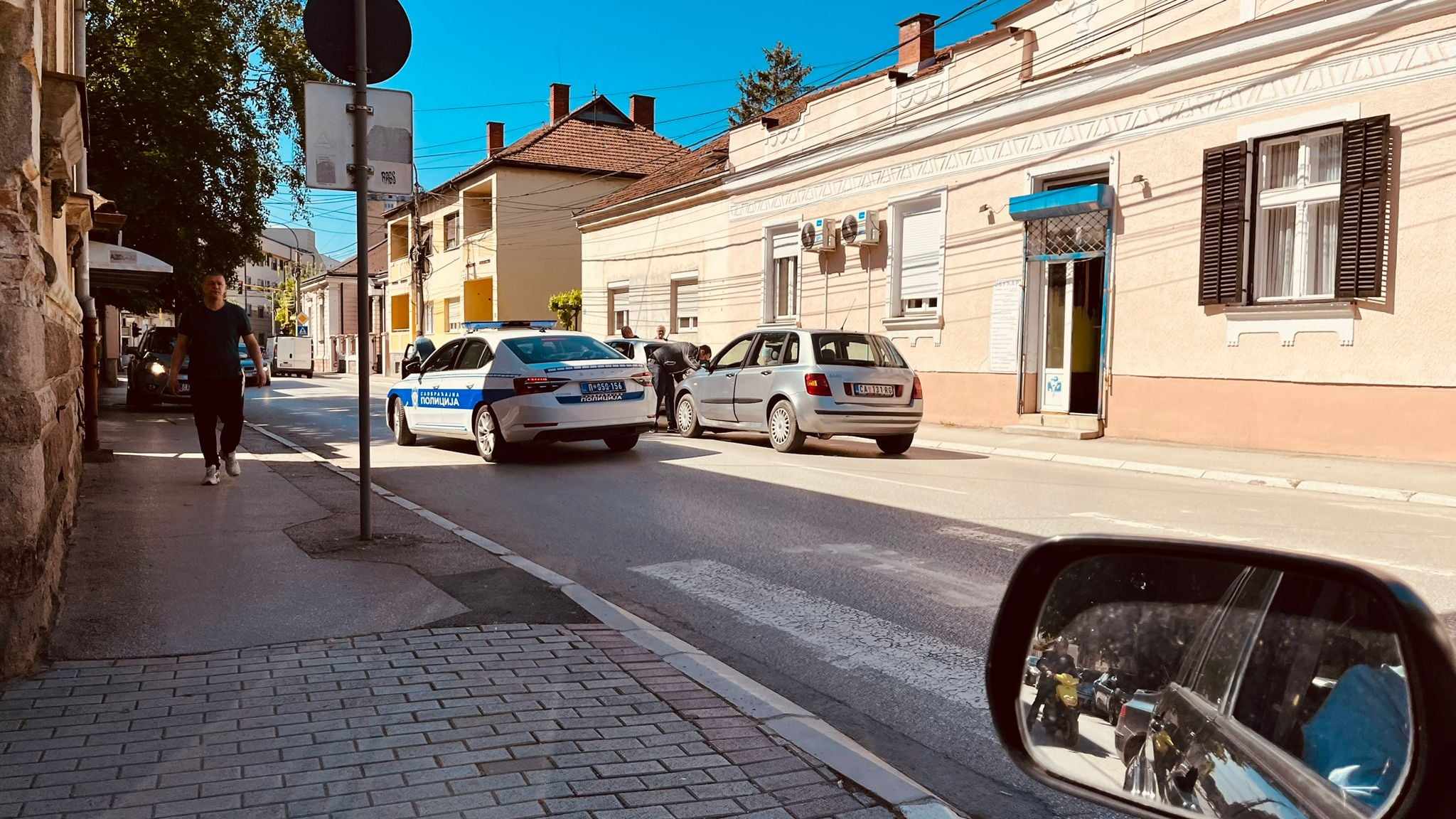Lančani sudar u centru grada: Putnički automobili se zakucali jedan u drugi, nema povređenih lica