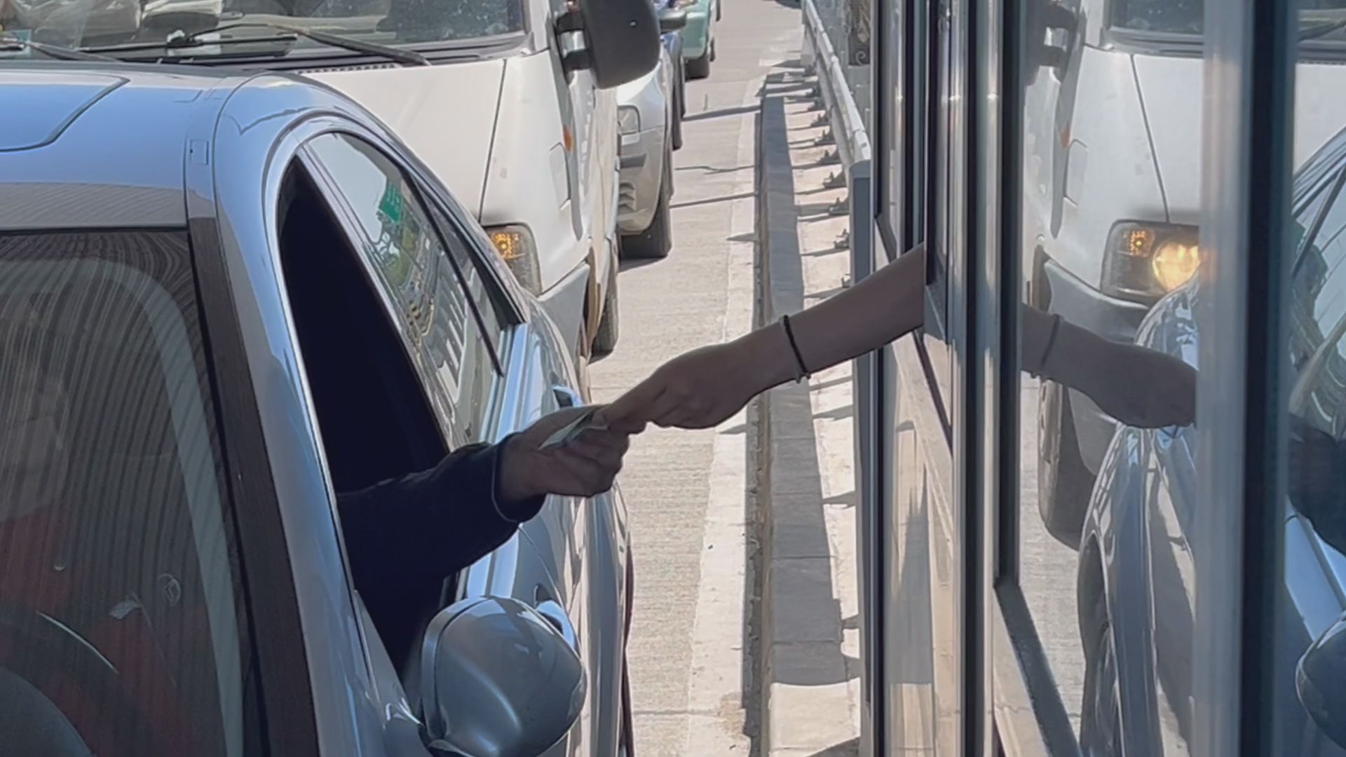 Za četiri sata prošlo 3.000 vozila kroz naplatnu rampu u Pakovraću: Počela praznična saobraćajna euforija, ipak za sada još uvek nema gužvi (FOTO)(VIDEO)