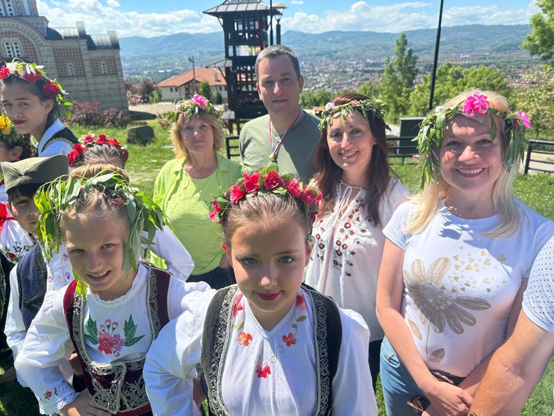 Najlepša slika Srbije na veliki praznik: Deca odevena u narodnu nošnju, okićena zvončićima i vrbovim grančicaa zapevala isrpred Crkve svetog Lazara u Ljubiću (FOTO)
