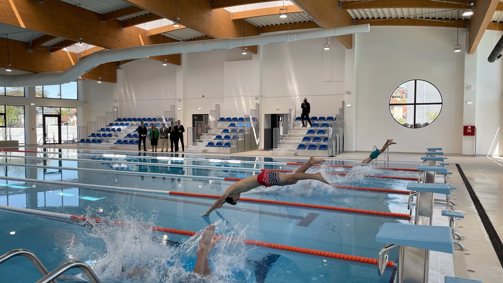 Ovo plivanje ostaće zapisano crvenim slovima: Opština Gornji Milanovac sada ima rekreativni kompleks za ponos, počeo sa radom zatvoreni bazen (FOTO)