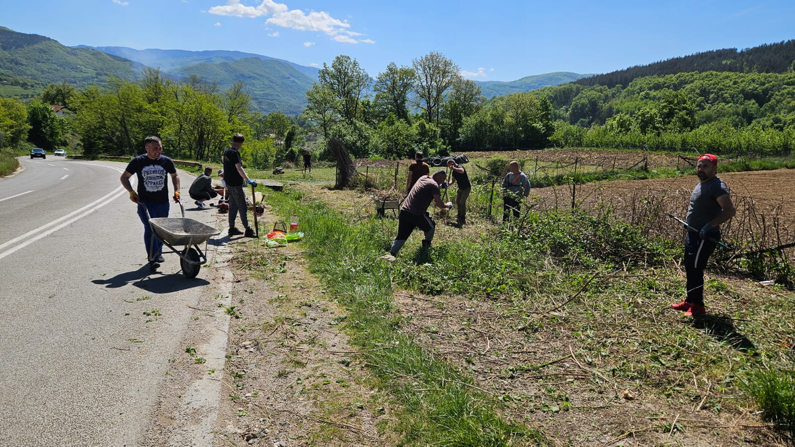 Deca su nam svaki dan u opasnosti, idu uz magistralu - nema ni zaštitne ograde ni trotoara: Srbi i Bošnjaci zasukali rukave i zajednički krče vrzinu i prave malu pešačku stazu kako ne bi strahovali za najmlađe (FOTO)
