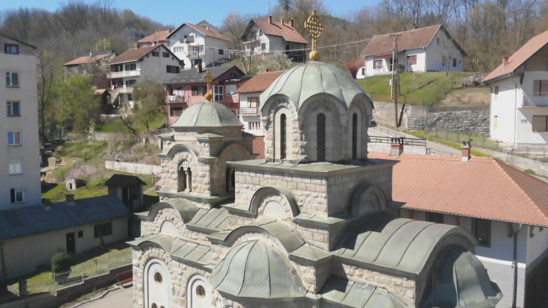 Mirotočile tri ikone, a sve se dogodilo u teškom trenutku i uoči velikog praznika: Vernici u Ljuboviji sa strahopoštoanjem se prisećaju Božijeg čuda u njihovoj crkvi (FOTO)