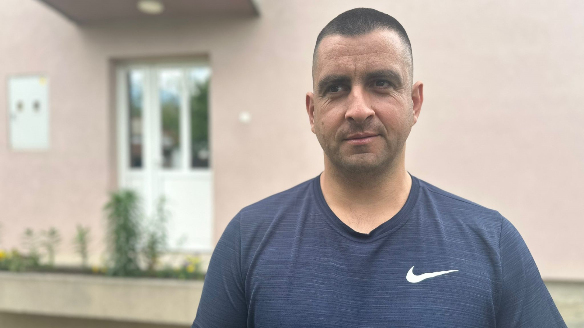 Mirko ništa ne prepušta slučaju, u opticaju su i lanci i katanci: Angažovao komšije, pse i aktivirao kamere da mu čuvaju kuću tokom praznika (FOTO)