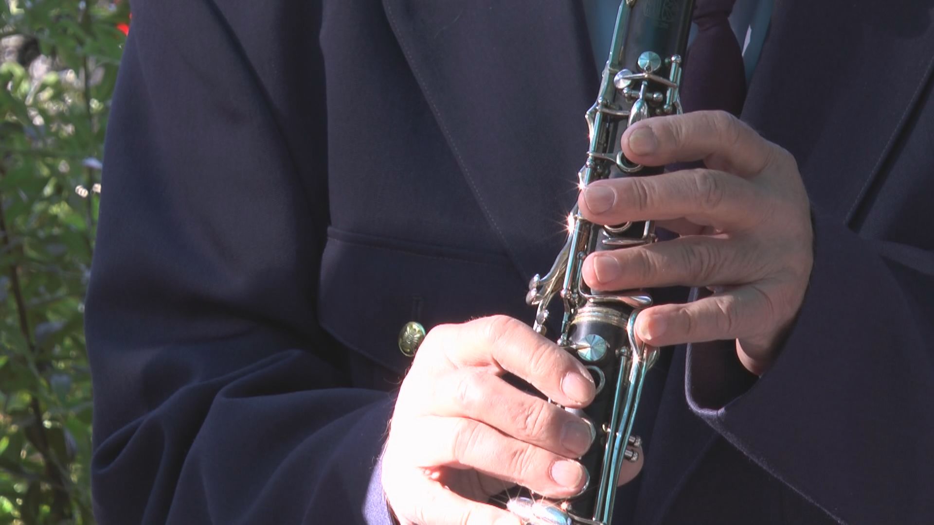 Ljudi izlaze na prozore u cik zore, snimaju telefonima i onda se začuo aplauz: Tradicionalna prvomajska budilnica probudila Čačane, zvuci trube prolomili se kroz grad na Moravi (FOTO)(VIDEO)