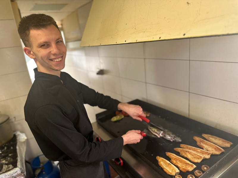 Ne jede se u Čačku samo masna prasetina: Milan vikendicu pretvorio u jedinstven restoran - služi se samo posna hrana, a sprema je jedan od najmlađih kuvara u Srbiji (FOTO)