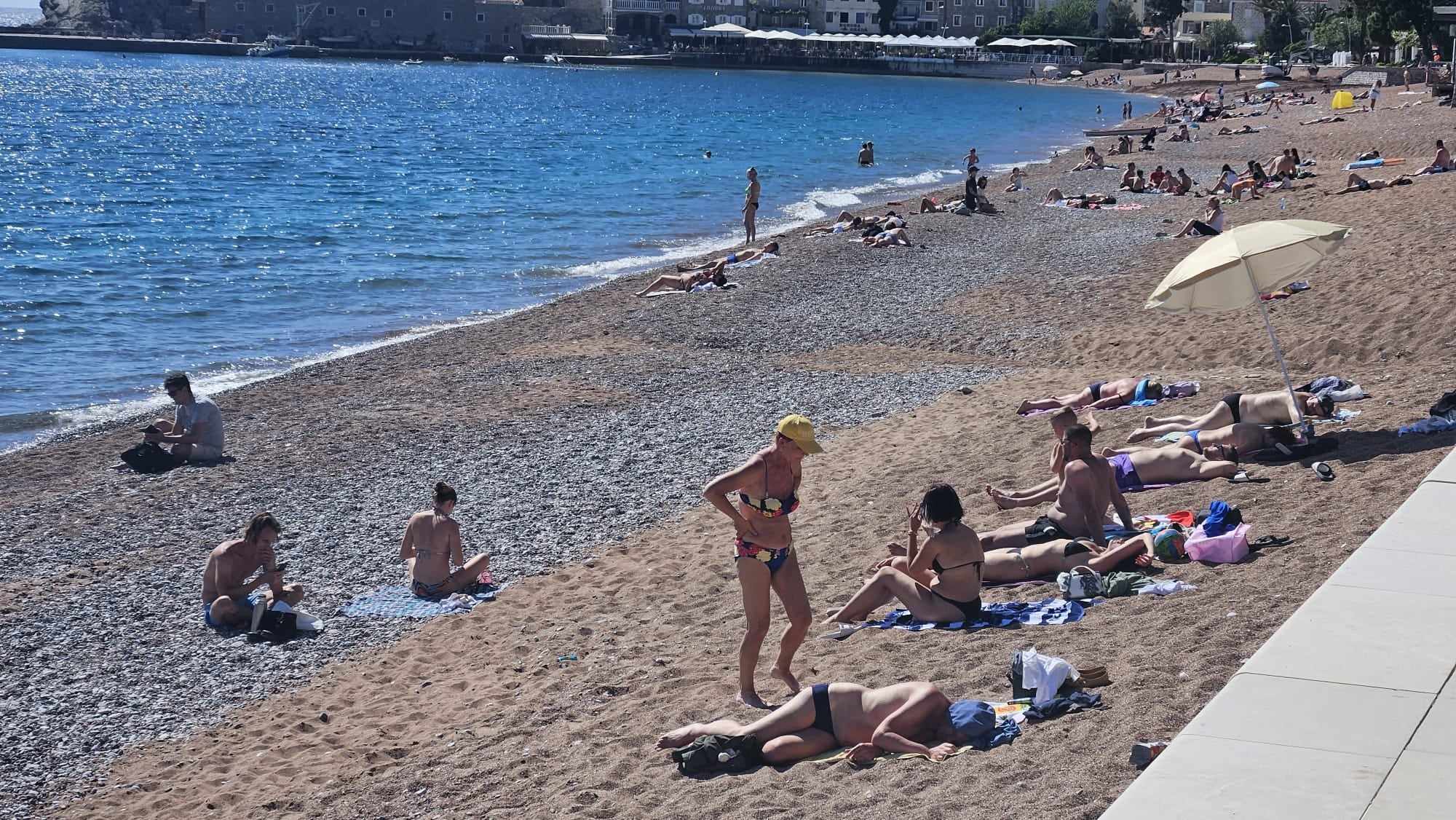 Prepune plaže gostiju iz Srbije, lagano kupanje u moru već 1. maja: Letnje slike stižu iz Pterovca, cene još uvek nisu paprene - kafa dva, a doručak oko šest evra po osobi (FOTO)