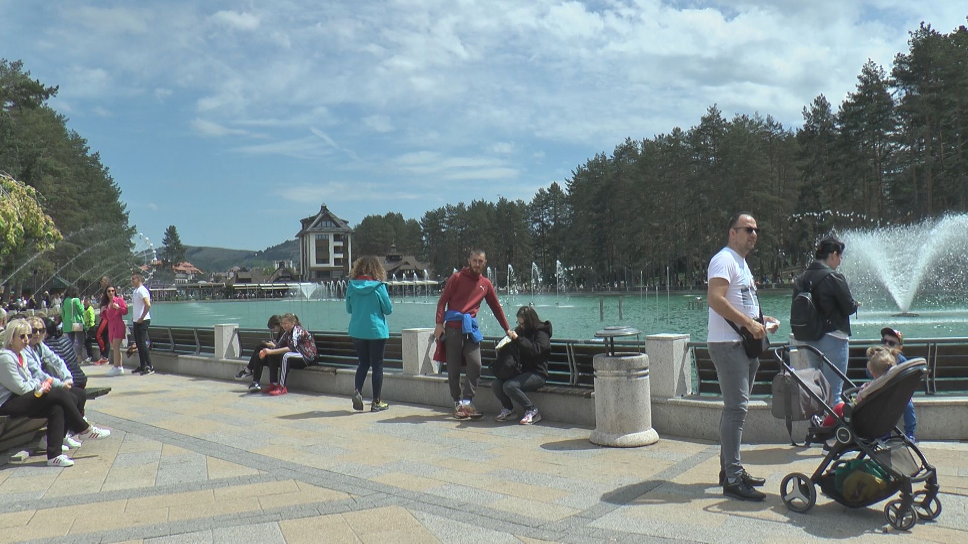 Nema gde igla da padne, sve je krcato: Tokom praznika na zlatnoj planini sve vrvi od gostiju, na Zlatiboru se traži krevet više (FOTO)