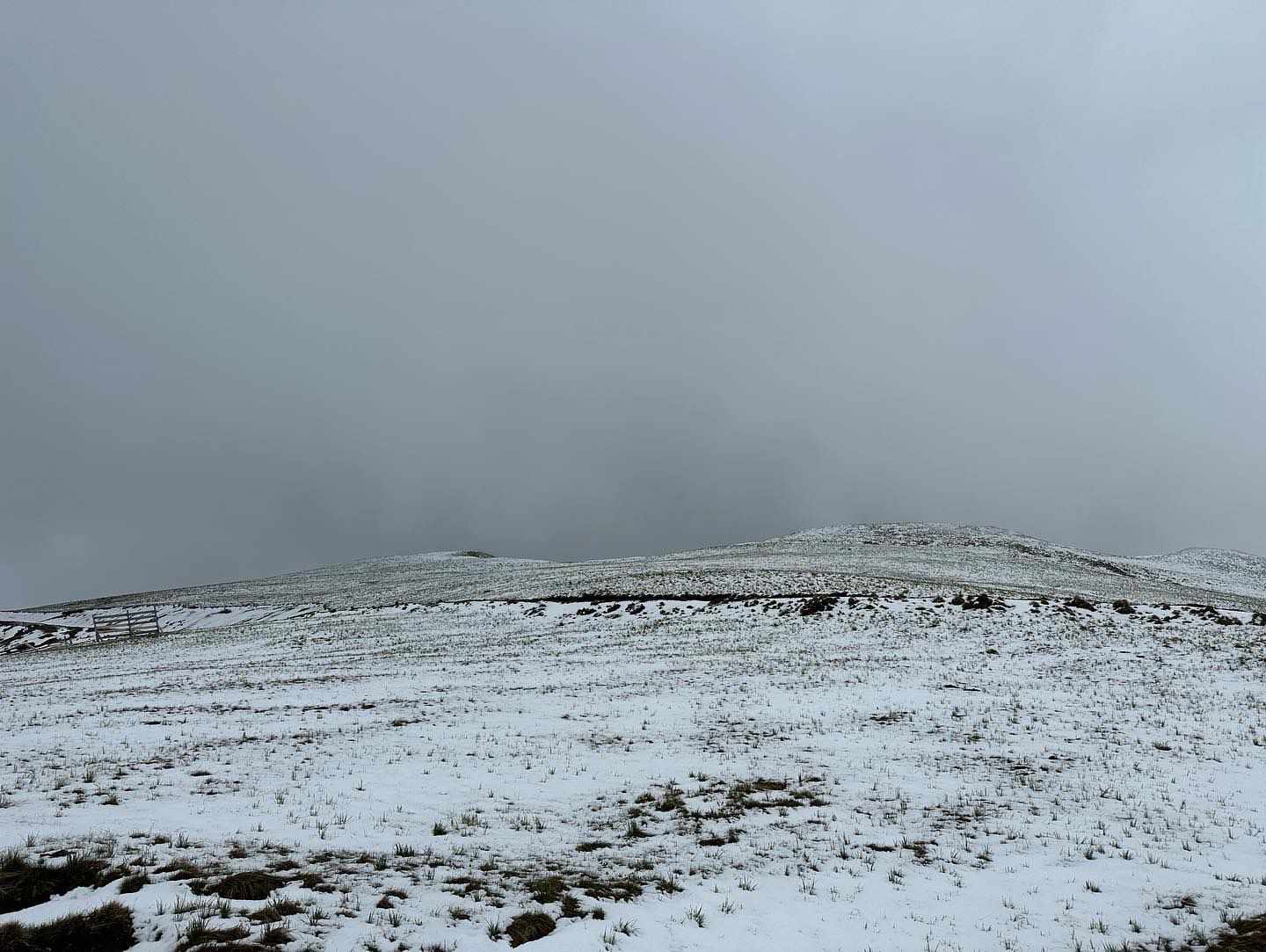 Sneg pao u maju: Neverovatne slike sa Bjelasice pred Đurdjevdan, obeleli vrhovi Troglava i Zekova Glava (FOTO)