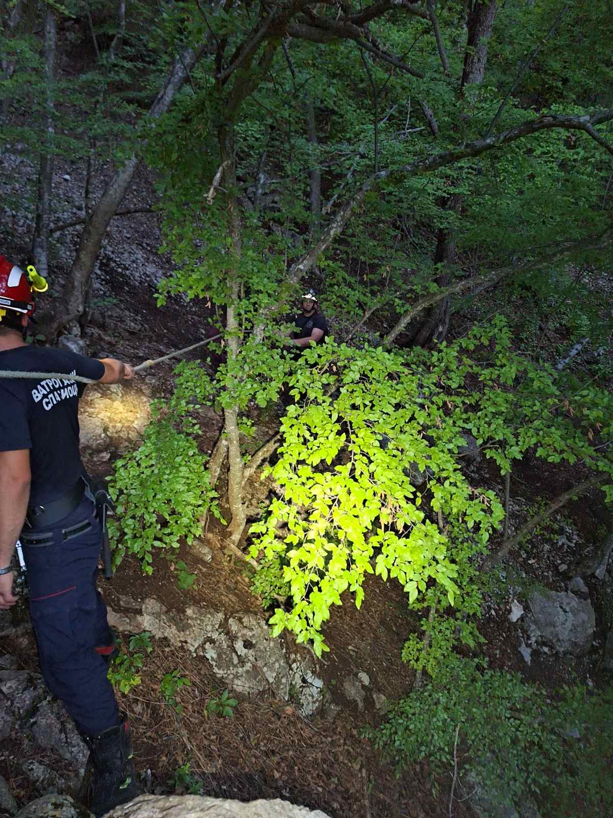 Izvlačili ih konopcima sa litice: Nakon nekoliko sati završena drama u Ovčar Banji, spaseno troje Rusa - nisu povređeni (FOTO)(VIDEO)