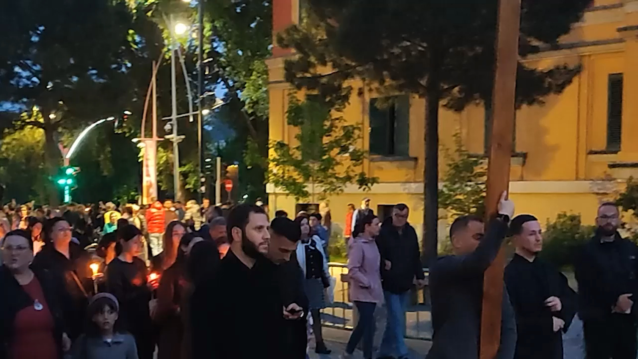 Vera nas sve spaja, prelepa slika stiže iz centra Albanije: Veliki broj pravoslavnih vernika litijama kroz Tiranu obeležava dolazak najradosnijeg hriščanskog praznika (FOTO)(VIDEO)