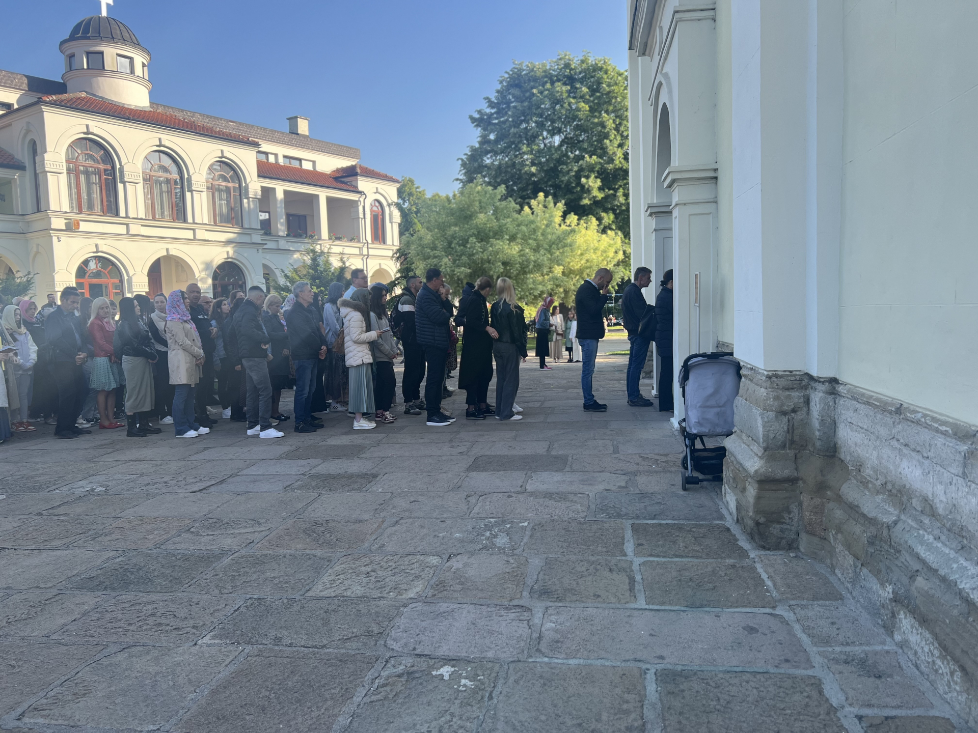 Sa decom uvek na veliki praznik dodjem u crkvu: Veliki broj vernika u Sabornom hramu Vaznesenja Gospodnjeg u Čačku obeležava Vaskrs (FOTO)(VIDEO)