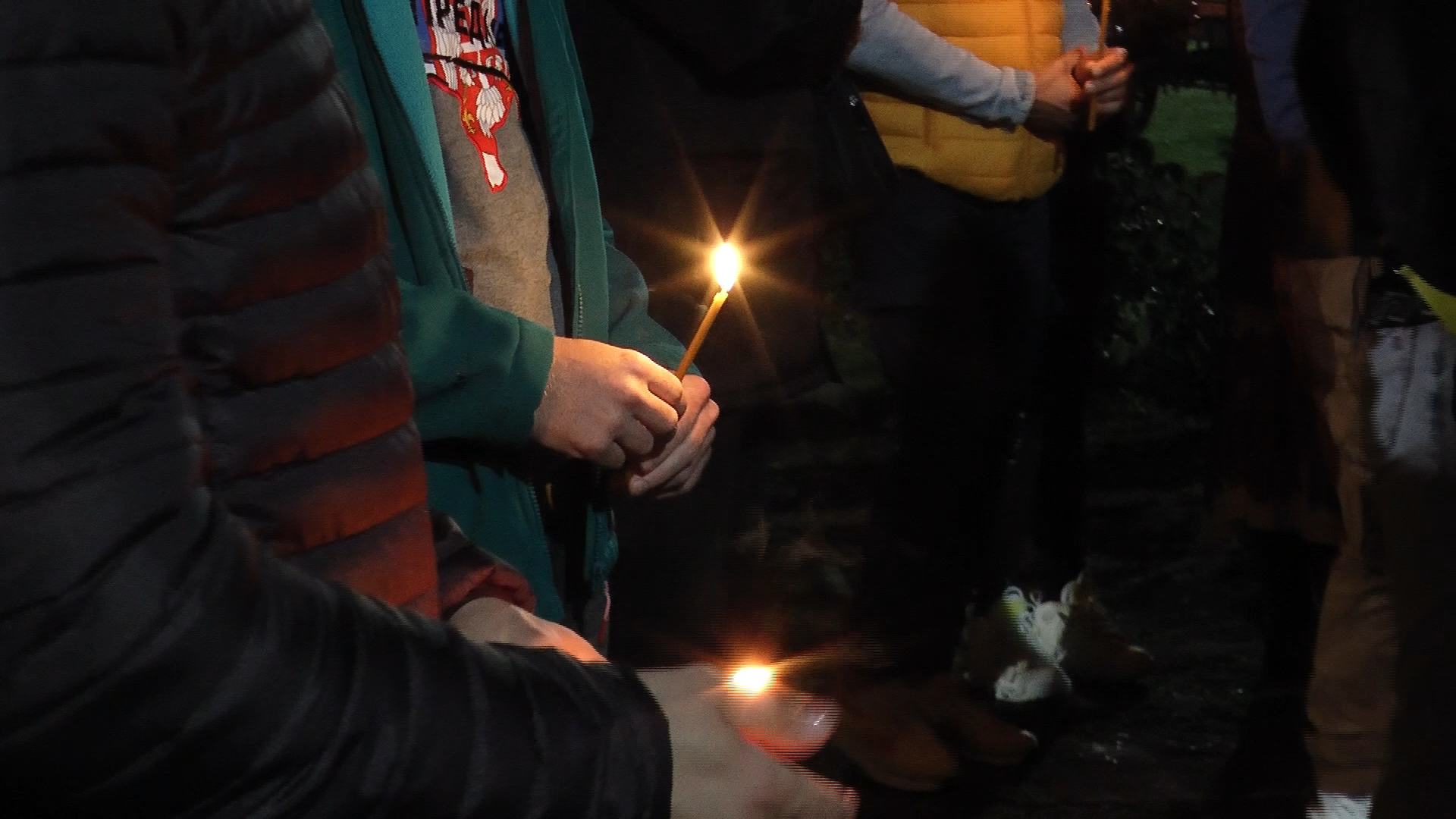 Veličanstvena slika sa ustaničkog brda Ljubić kod Čačka: Verujući narod u velikom broju prisustvovao ponoćnoj liturgiji (VIDEO)