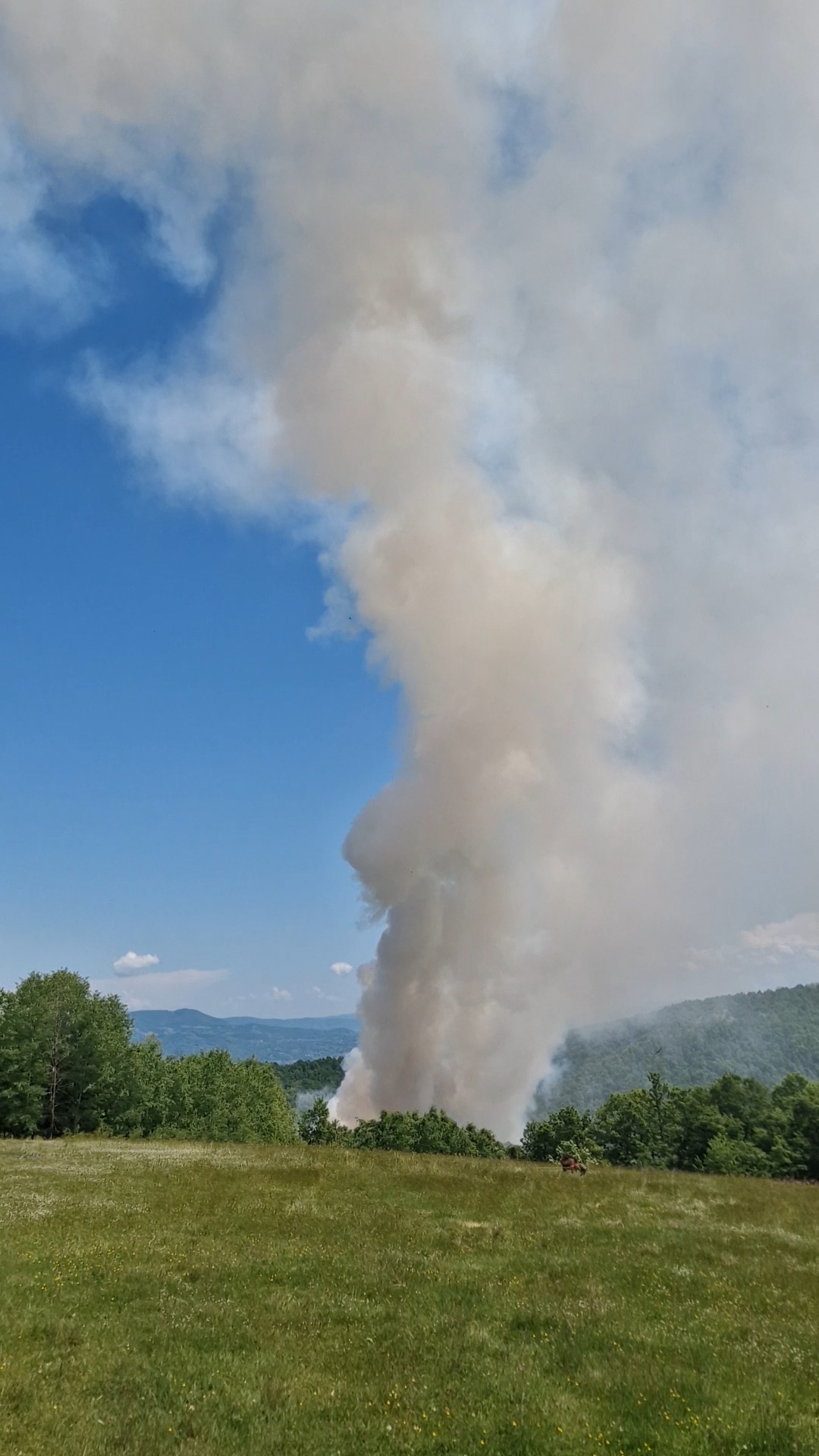 Ugašeno žarište, ostao samo dim: Sprečena ekološka katastrofa na deponiji Duboko kod Užica, sada je sve pod kontrolom (FOTO)