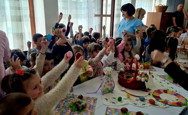 Luka je mali pobednik u kucanju vaskršnjim jajima: Mališani iz Gornjeg Milanovca na najlepši način proslavili veliki praznik - čuvaju veru i tradiciju (FOTO)