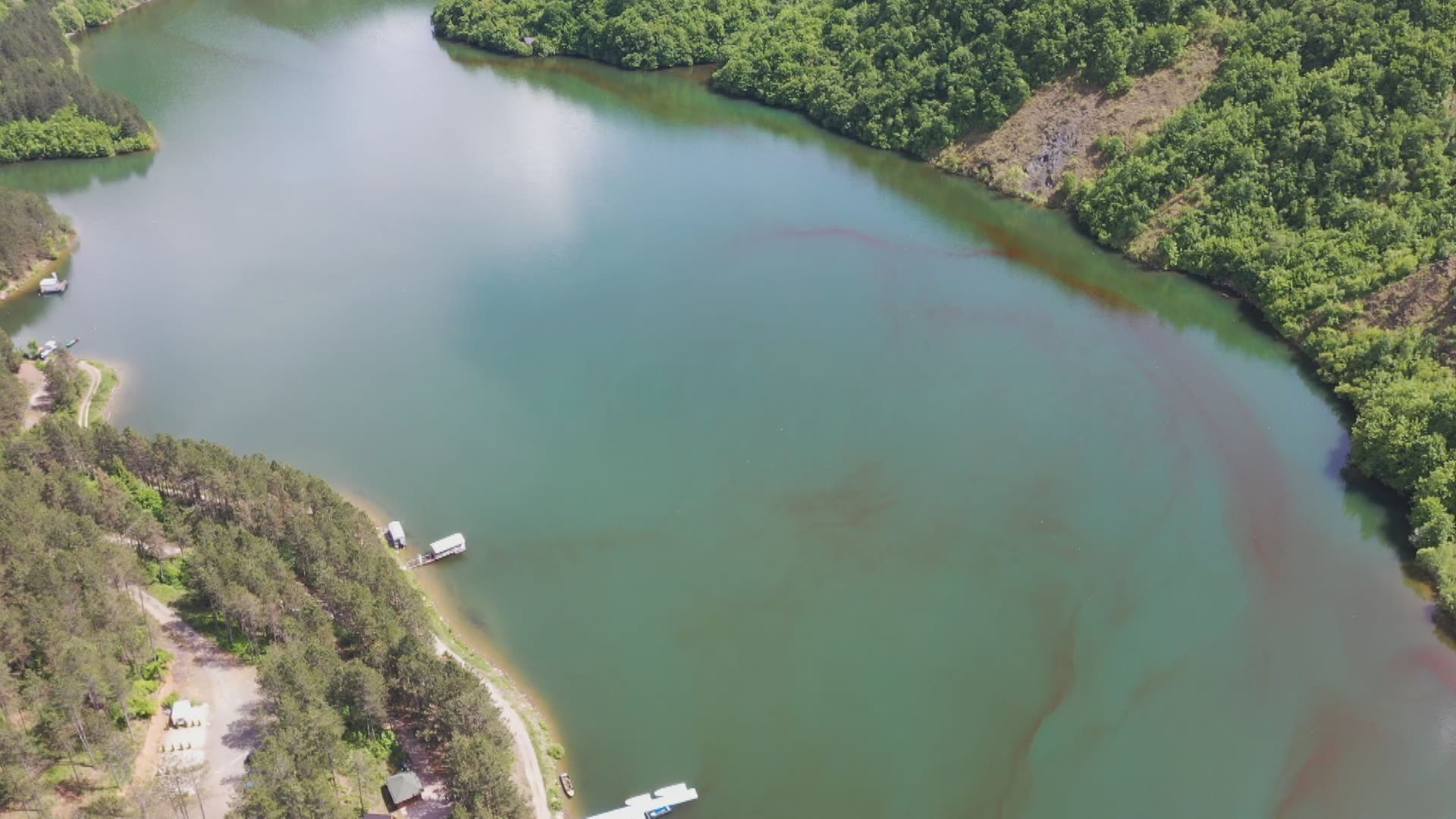 Stranci podigli dron i ostali šokirani: Crvene mrlje plutaju Limom kod Priboja, nepoznata materija prekrila reku (FOTO)(VIDEO)