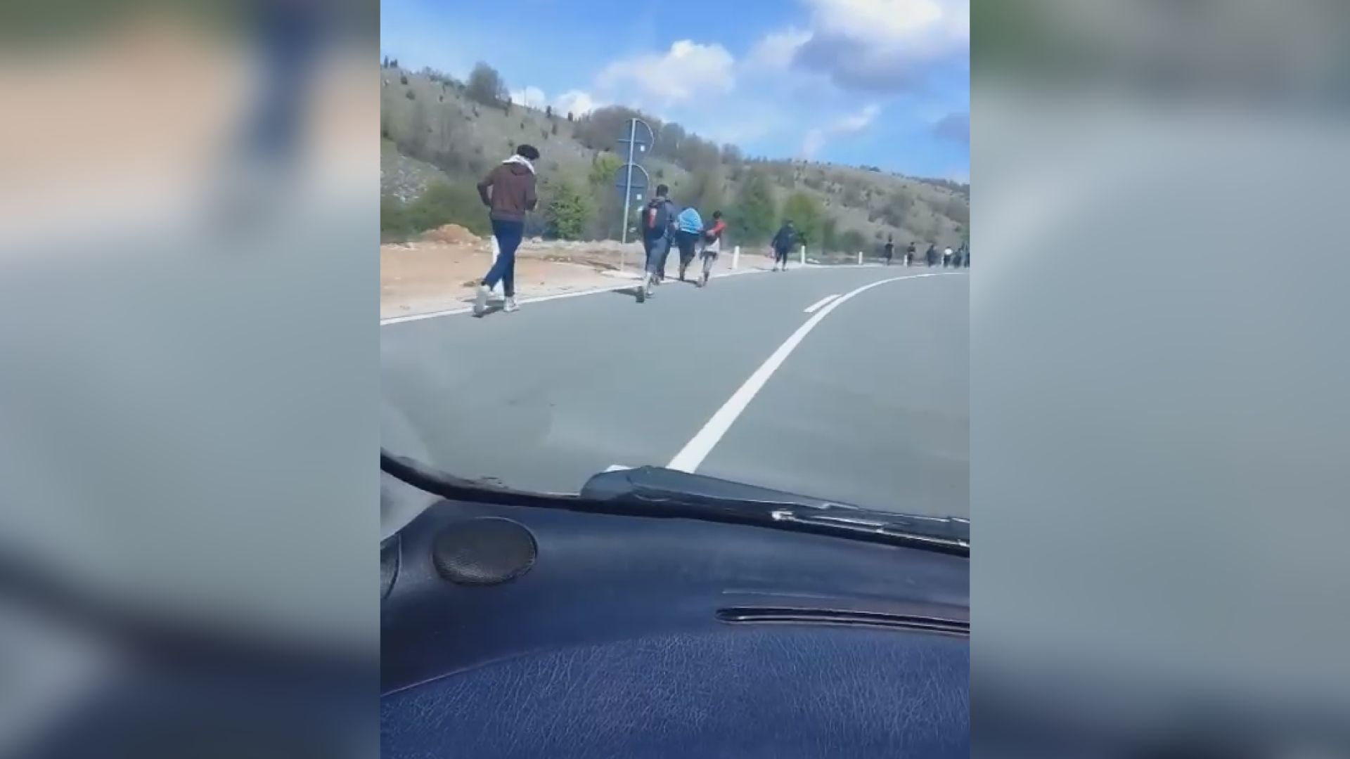 Upali u crkveni dom i krenuli da ga ruše, danas u kolonama prolaze kroz sela: Meštani Pljevalja strahuju od migranata koji im obijaju kuće i kradu stvari (VIDEO)