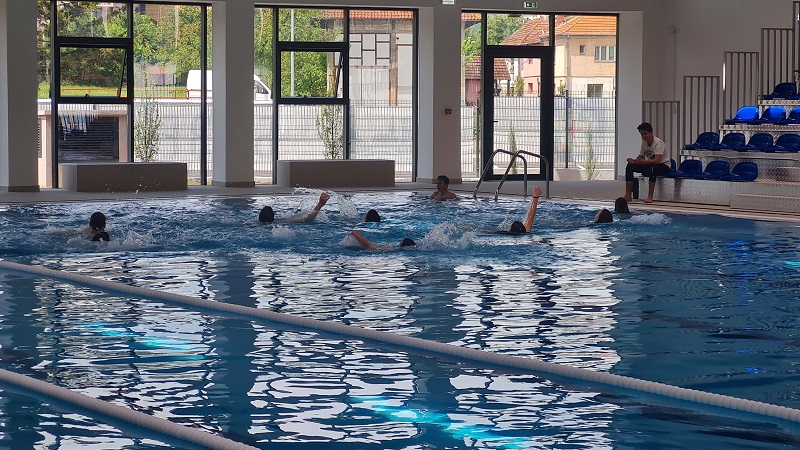 Zaplivali djaci u velelepnom novom zatvorenom bazenu: Odžan prvi čas fizičkog vaspitanja u vodi, gradjani oduševljeni (FOTO)