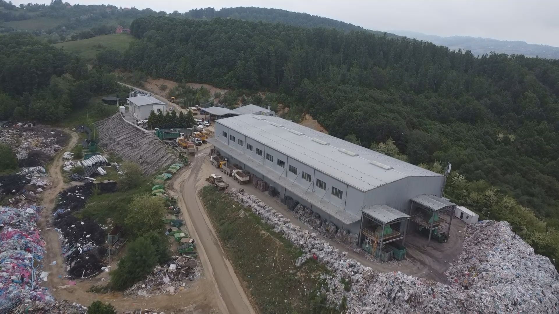 Dramatični najnoviji snimci sa deponije Duboko kod Užica: Oblak gustog dima prekrio je čitav kraj, u gašenje su od danas uključeni i helikopteri (FOTO)(VIDEO)
