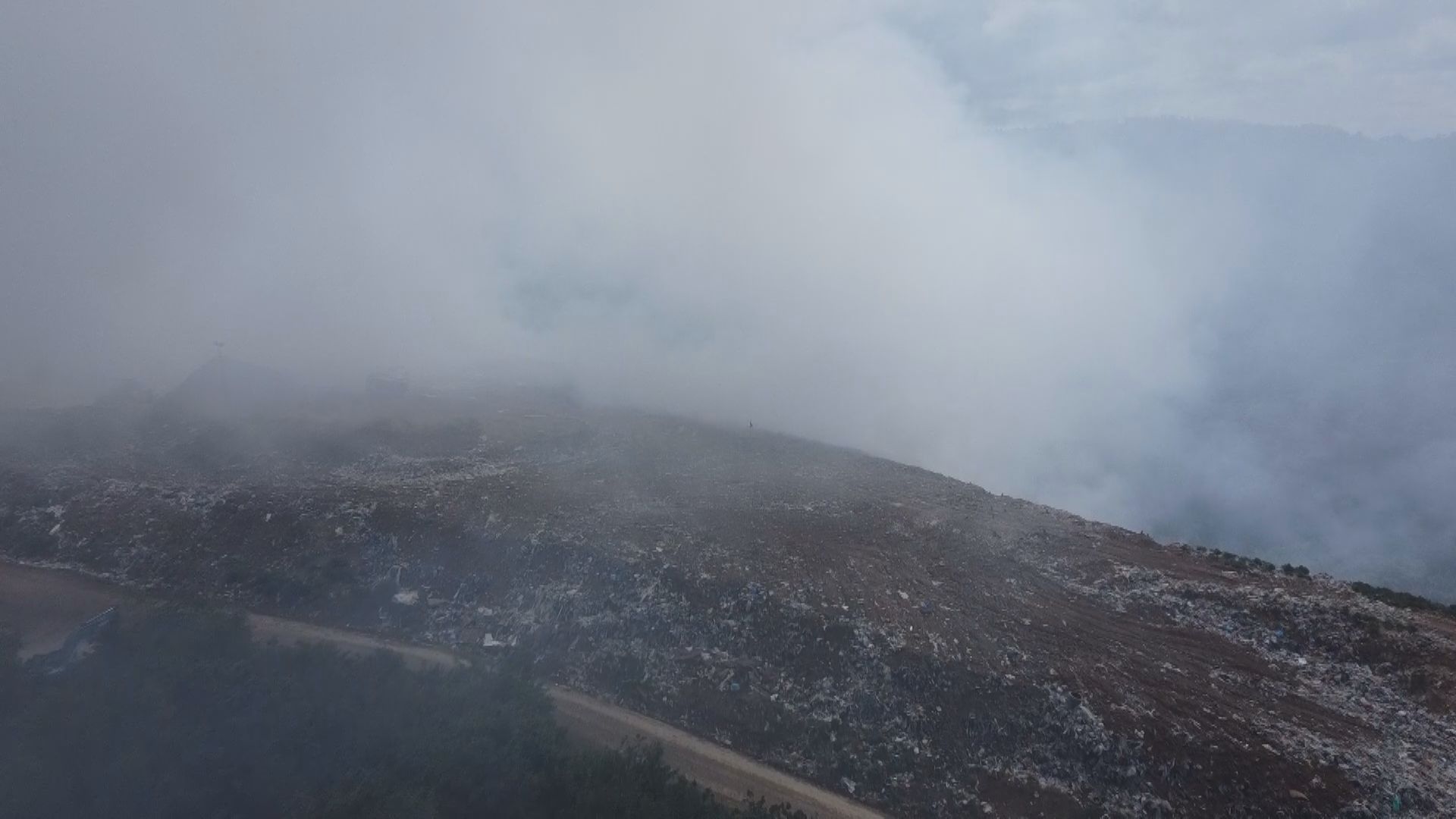 Ne spavimo danima, svako jutro nas dočeka oblak dima i smrad: Meštani sela u blizini deponije Duboko u strahu, gašenje žarišta i danas traje - sve ekipe su na terenu (FOTO)(VIDEO)