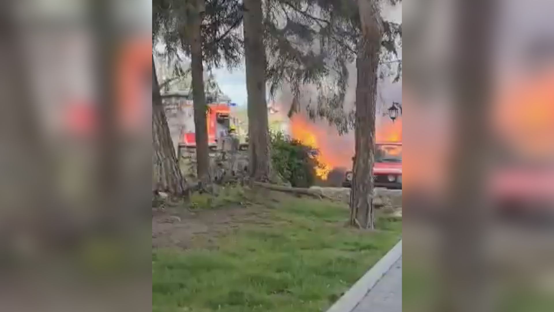 Buktinja u centru Zlatibora, ogroman plamen uplašio prolaznike: Požar izbio na automobilu, na licu mesta vatrogasna ekipa pokušava da lokalizuje vatru (VIDEO)