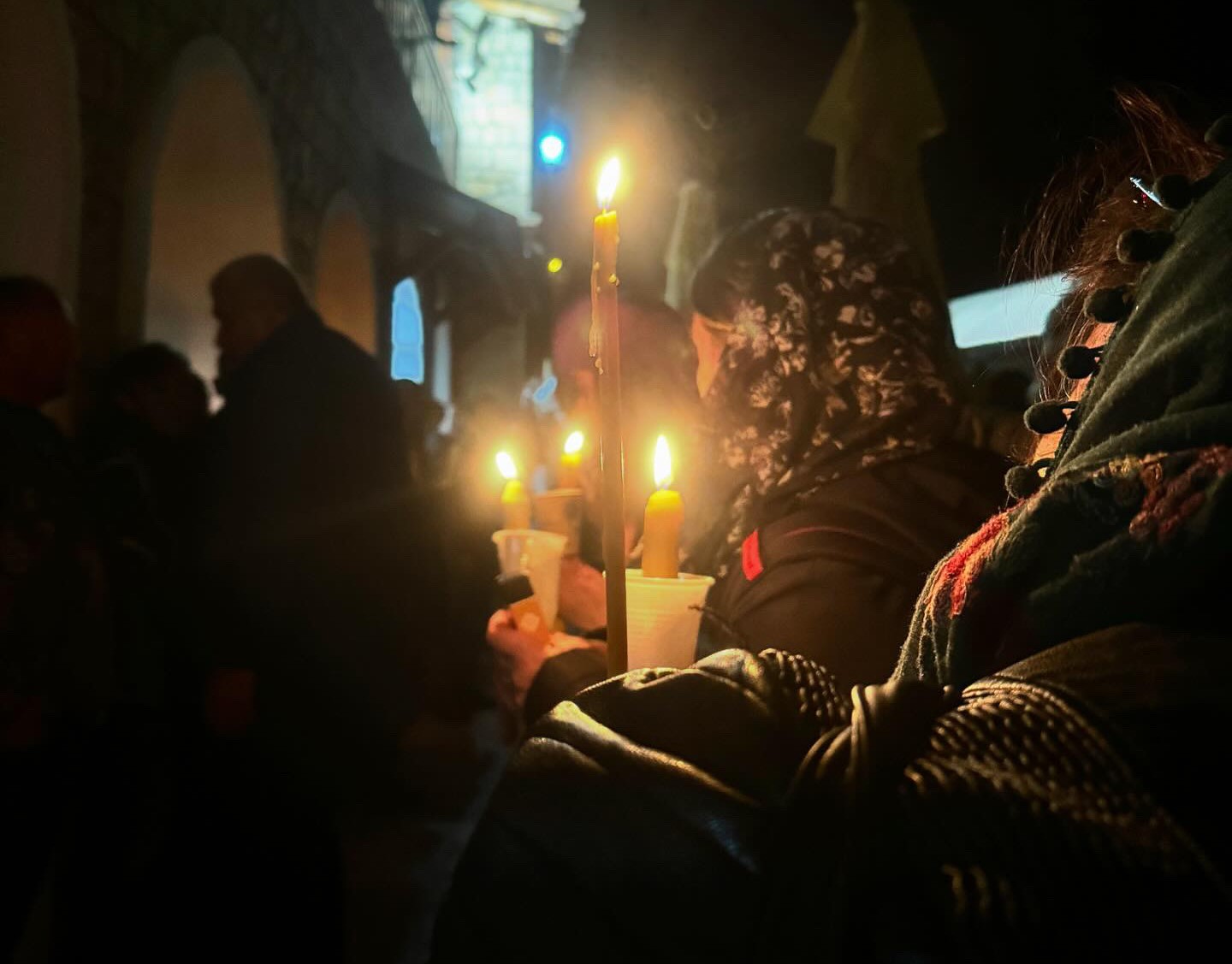 Na hiljade vernika došlo da se pokloni moštima Svetog Vasilija Ostroškog / foto: RINA
