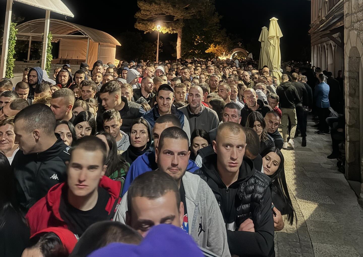 Nestvarne slike ispred velike svetinje: Na hiljade i hiljade ljudi tokom noći i dana čeka da se pokloni moštima čudotvorca Svetog Vasilija Ostroškog, mnogi su do manastira u steni došli peške (FOTO)