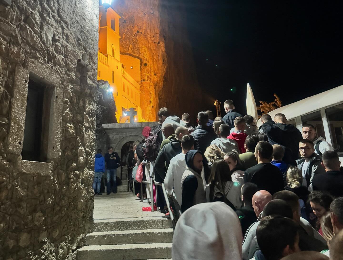 Na hiljade vernika došlo da se pokloni moštima Svetog Vasilija Ostroškog / foto: RINA