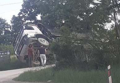 Prevrnuo se građevinski kamion u selu Baluga Trnavska kod Čačka / foto: RINA