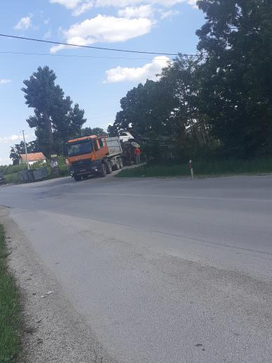 Odjednom je potonuo, točkovi ostali da vise u vazduhu: Prevrnuo se građevinski kamion u selu kod Čačka, završio u kanalu pored puta (FOTO