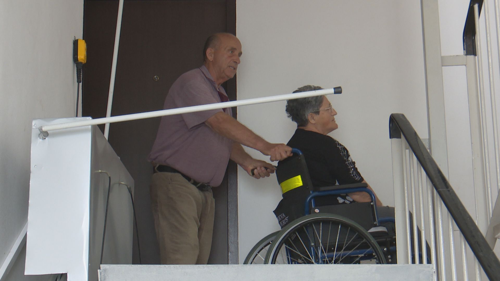 Potresna priča obišla region: Miodrag je muž heroj koji nepokretnu suprugu nosi na rukama, sada su ovi divni ljudi konačno dobili stepenišni lift (FOTO)