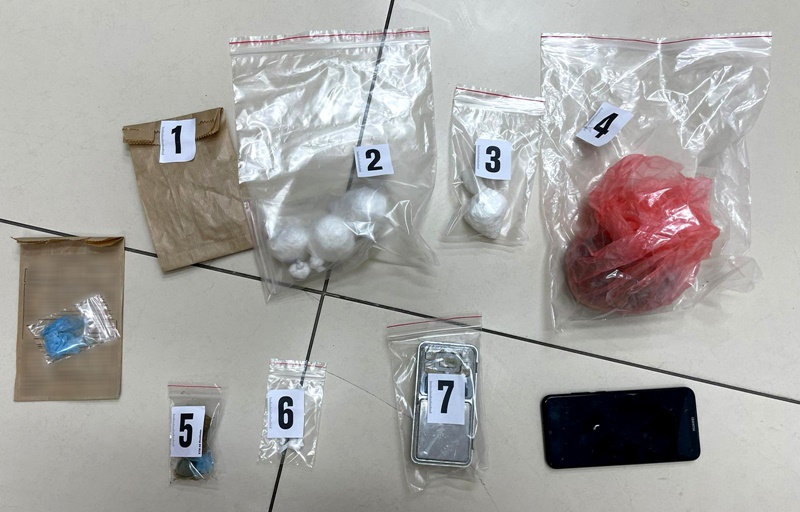 Policija upala u stan, a u stanu droga: Uhapšen Čačanin zbog sumnje da proizvodi i prodaje amfetamin i kanabis