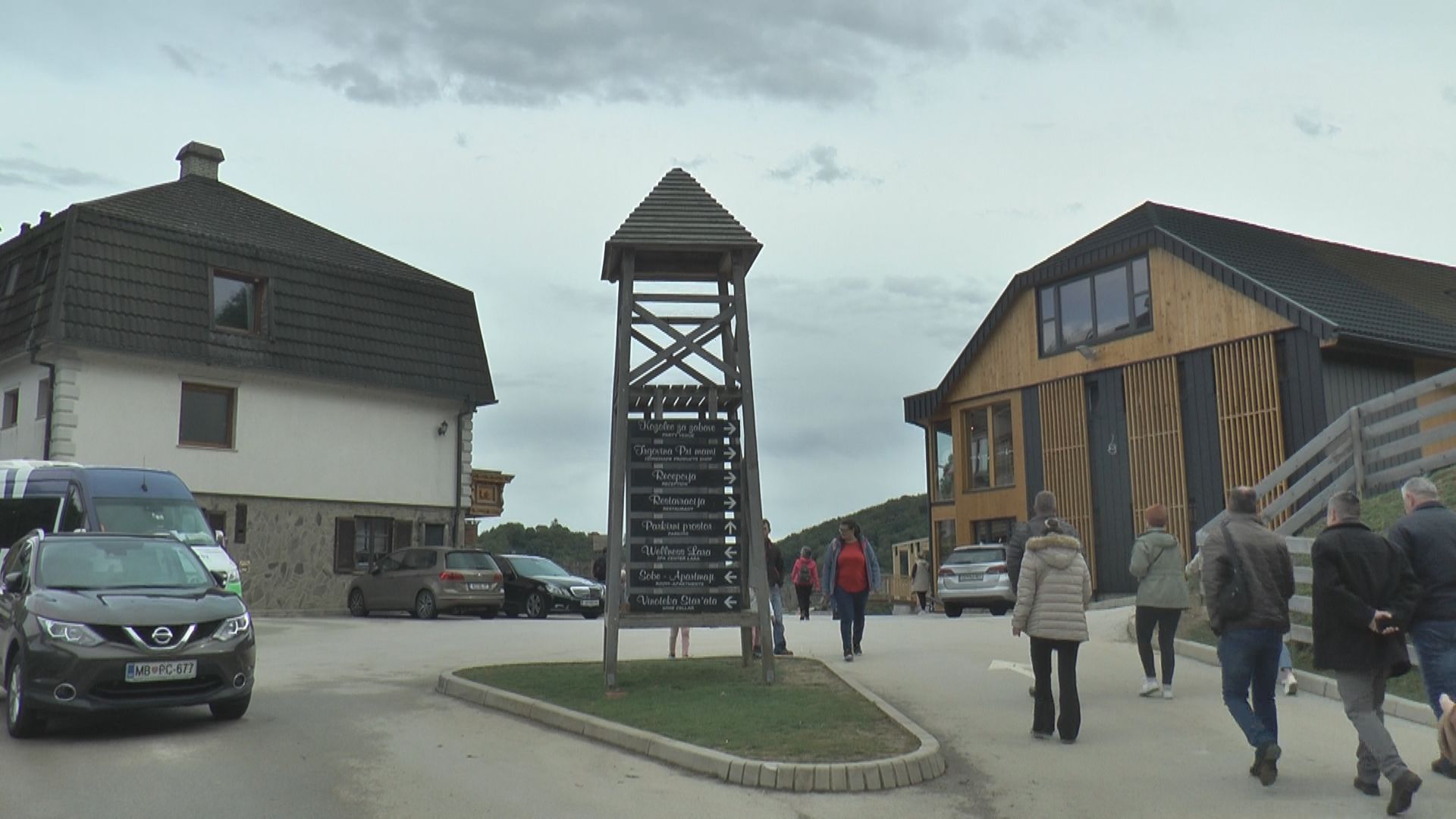 Jeleni vam jedu iz ruke, toliko su pitomi da sve deluje kao bajka: Ovo je nestvarno imanje u selu Olimje u Sloveniji, Jelenov greben godinama je prava turistička atrakcija (FOTO)