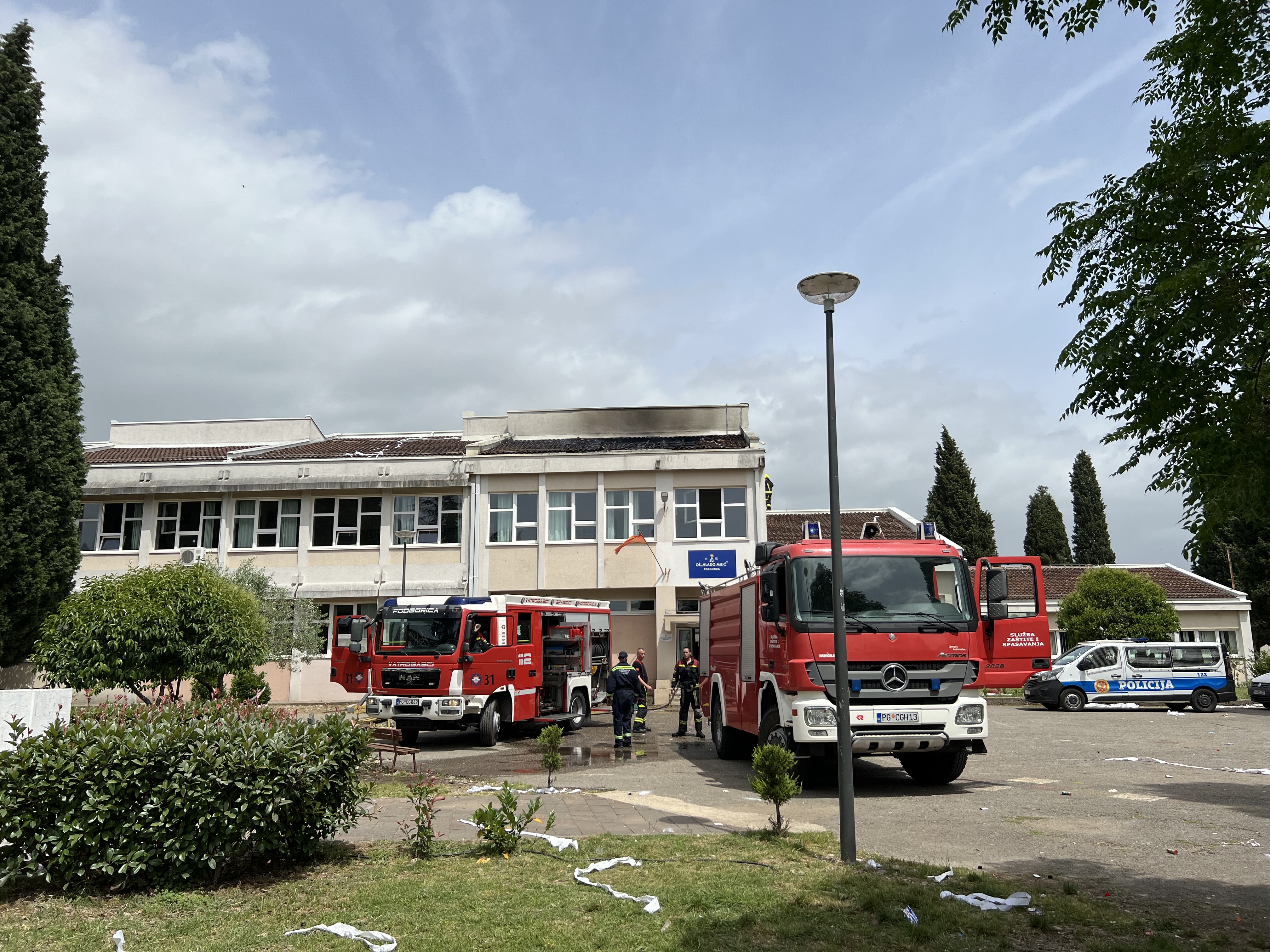Lokalizovan požar u podgoričkoj školi: Polumaturanti slavili kraj nastave pa bakljom zapalili krov, nema povređenih (FOTO)
