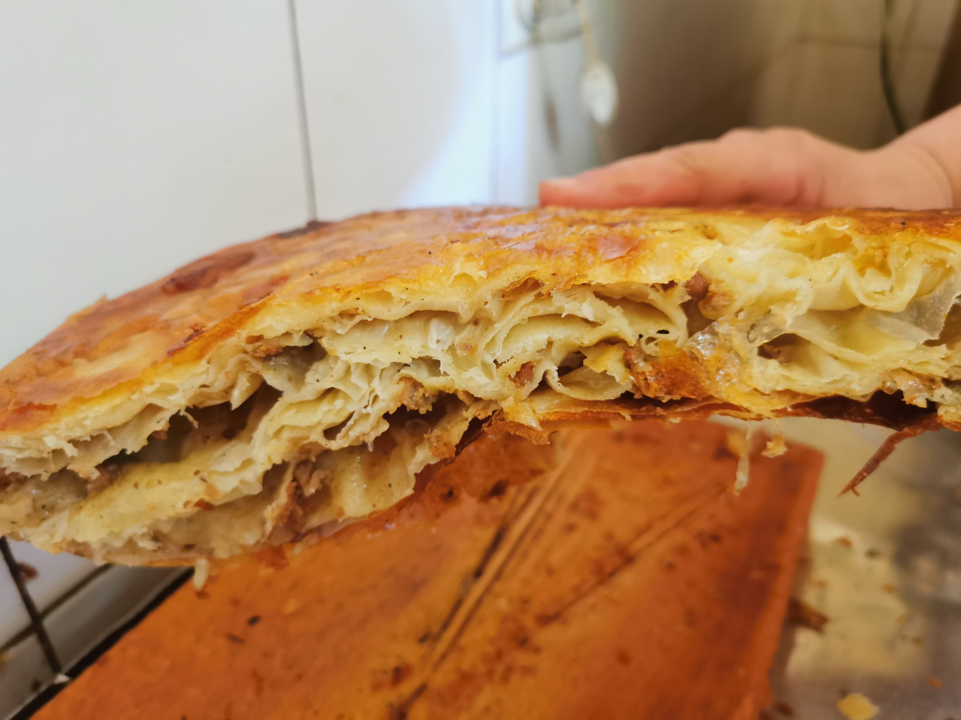 On napravi skoro 100 tepsija bureka u jednoj smeni: Ljuboje je čuveni pekar iz Čačka i kaže - mladi neće ovo da rade, čim uprljaju malo više ruke idu na izlazna vrata (FOTO)