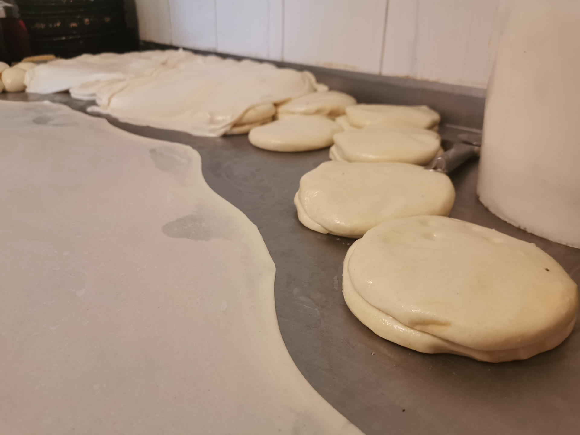 Čuveni pekar Ljuboje napravi skoro 100 tepsija bureka u jednoj smeni / foto: RINA