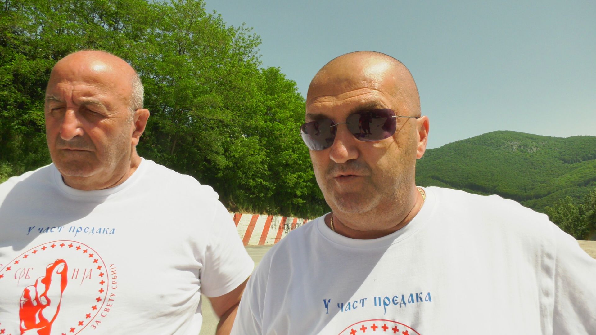 Oni imaju preko 50 godina ali bez problema pešače na stotine kilometara: Igor, Novica i Ostoja krenuli peške od Romanije do Krfa, žele da pomognu izgradnju kampa Svete Srbije (FOTO)(VIDEO)