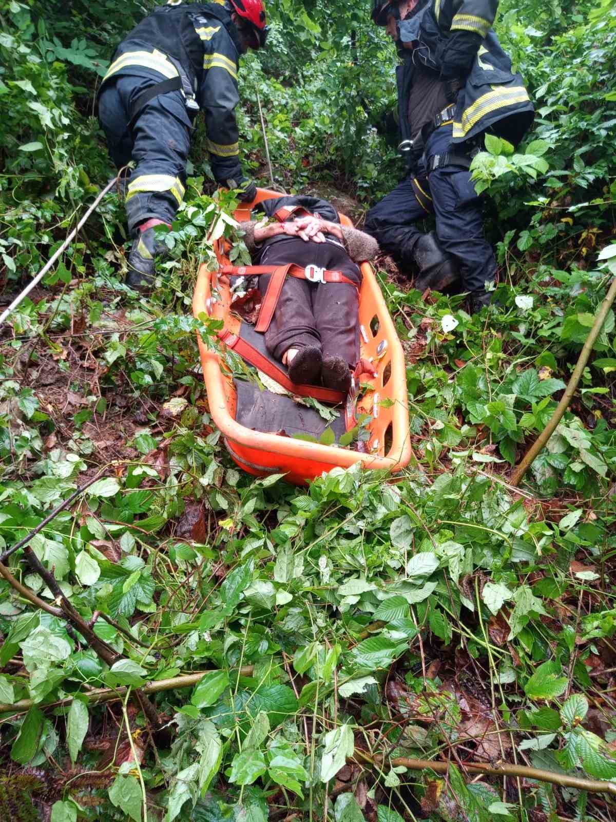 Prve slike spašavanja kod Mionice, teren jako nepristupačan: Vatrogasci konopcima izvukli ženu iz provalije duboke 50 metara (FOTO)