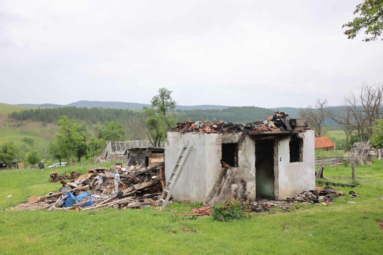 Vatrena stihija petočlanoj porodici Jojić odnela krov nad glavom/ Foto: Kabinet grada Užica