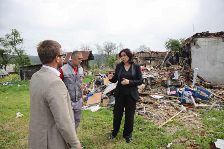 Bitno je samo da smo sačuvali živu glavu: Vatrena stihija petočlanoj porodici Jojić odnela krov nad glavom, sada im pomažu dobri ljudi - grad izdvojio za njih milion dinara