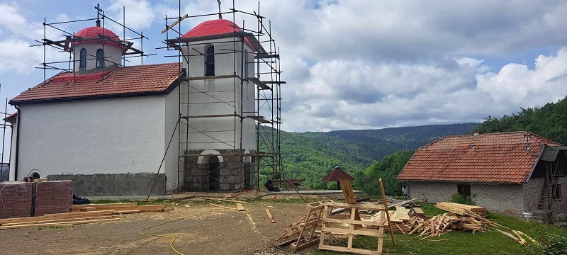 Velika svetinja im propadala pred očima, a onda su stvar uzeli u svoje ruke: Vernici krenuli u obnovu najstarije crkve u Eparhiji mileševskoj, svaka pomoć je dobrodošla da hram ponovo zablista (FOTO)