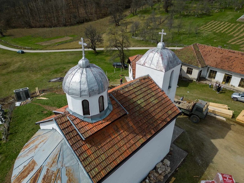 Goloruki vernici krenuli u obnovu najstarije crkve u Eparhiji mileševskoj / foto: Privatna arhiva