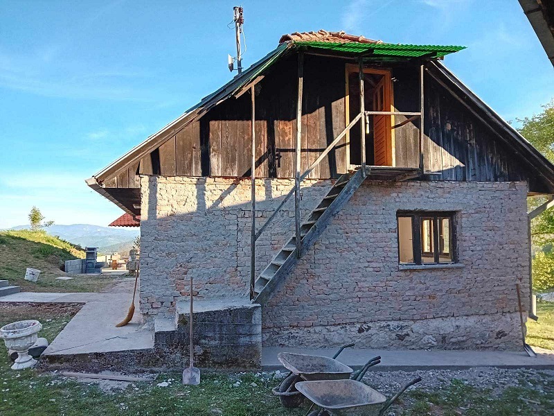 Goloruki vernici krenuli u obnovu najstarije crkve u Eparhiji mileševskoj / foto: Privatna arhiva