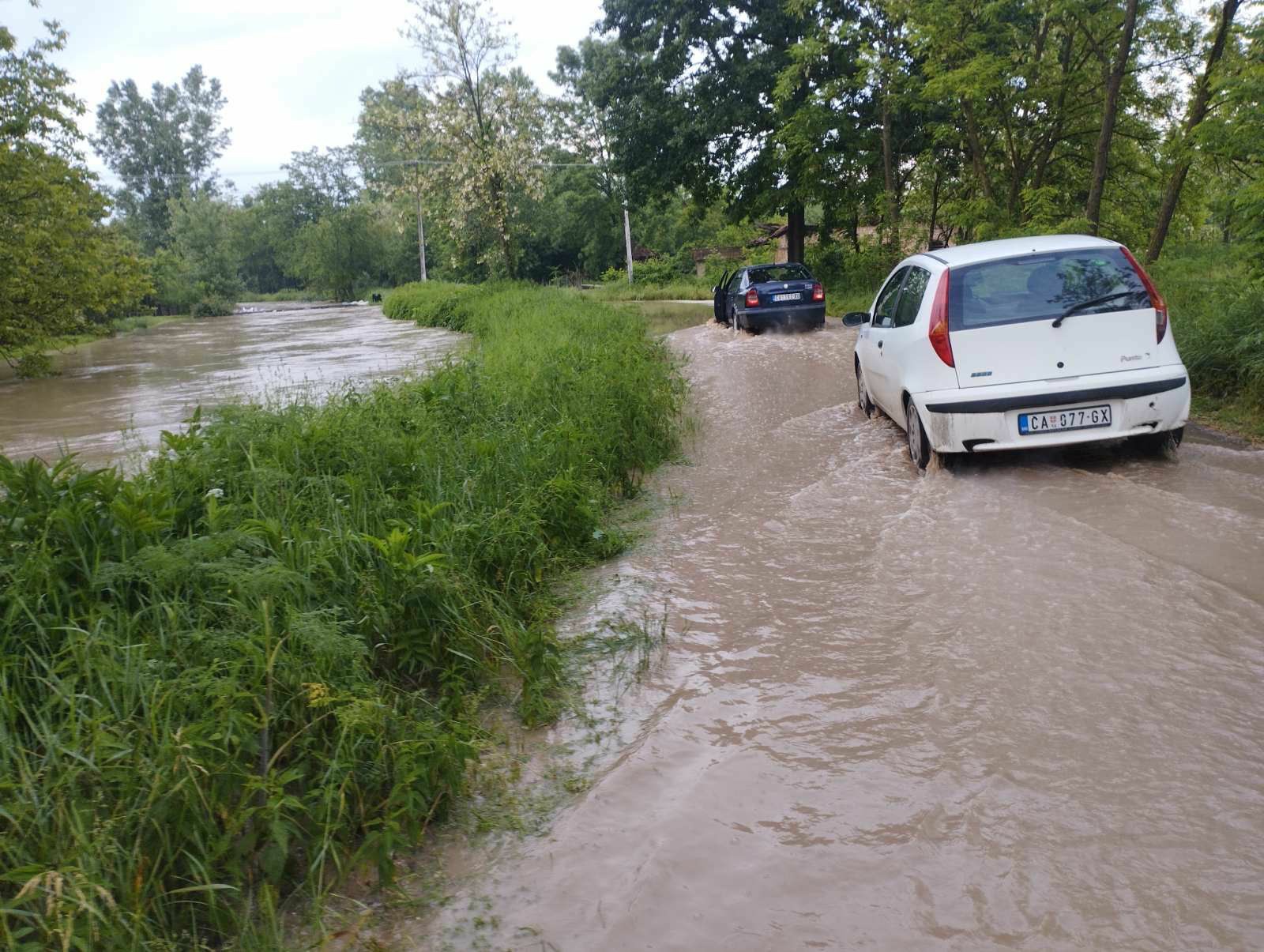 Sve nadležne ekipe u Užicu na terenu, radi se na sanaciji štete od nevremena: Dve žene i dete evakuisani iz vodene bujice, spasili ih vatrogasci