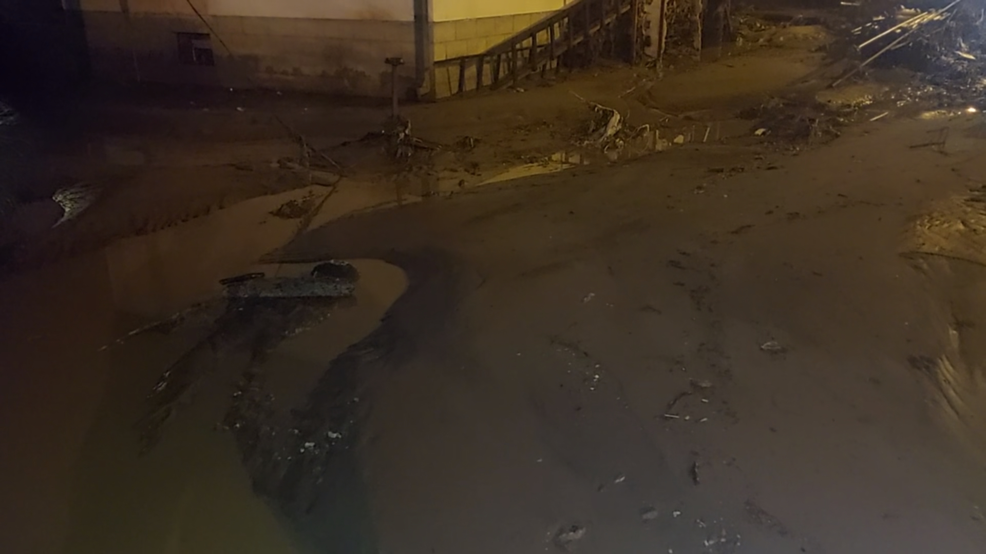 Vanredna situacija proglašena u Novom Pazaru, nevreme napravilo haos: Obrušio se deo puta, odsečene pojedine kuće od ostatka grada a vodostaji reka u porastu (FOTO)(VIDEO)