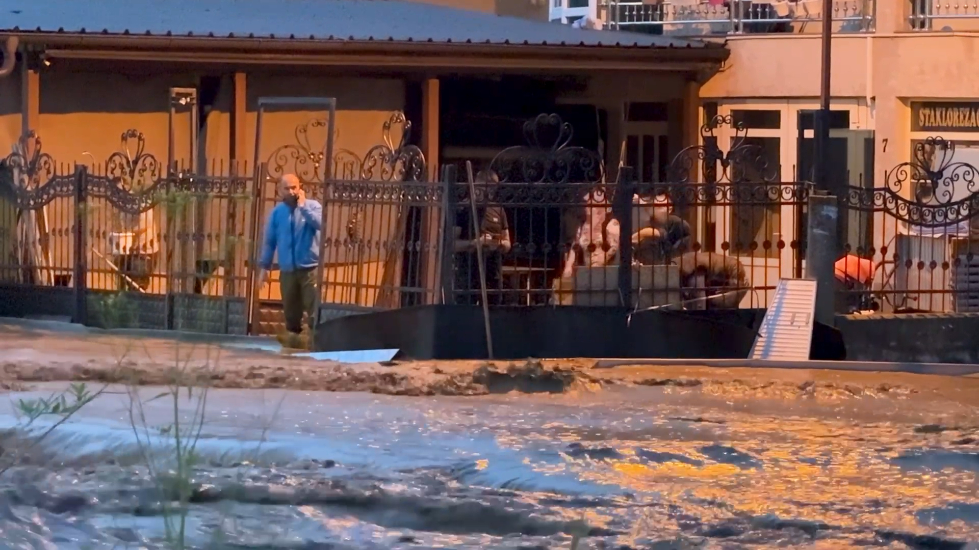 Evakuisane dve osobe iz zaglavljenog vozila, dok su jedno lice vatrogasci izneli iz kuće: Nevreme napravilo katastrofu u Novom Pazaru (VIDEO)