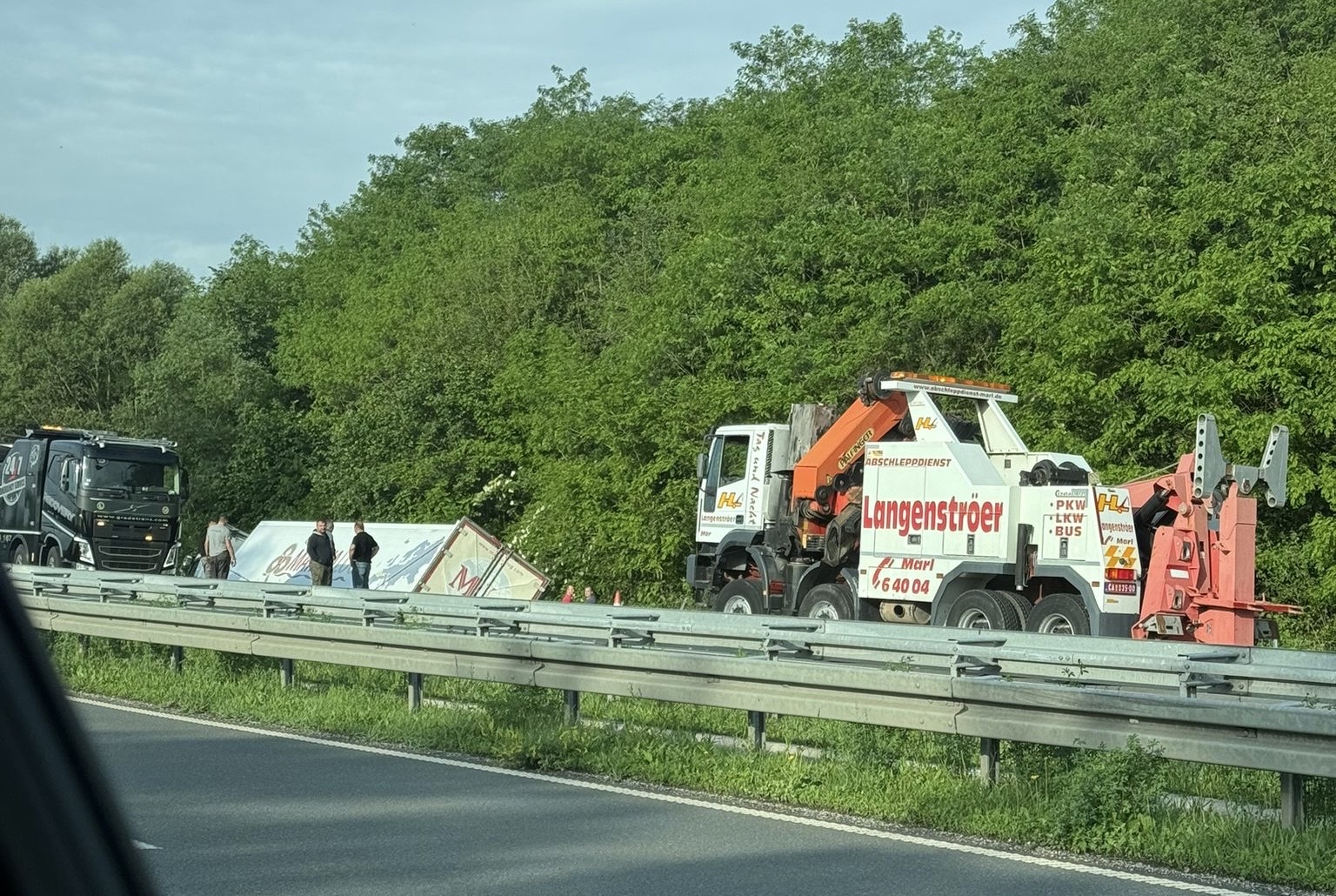 Prve slike izvlačenja teretnjaka koji je sleteo sa autoputa kod Preljine: Nadležni apeluju na dodatan oprez (FOTO)