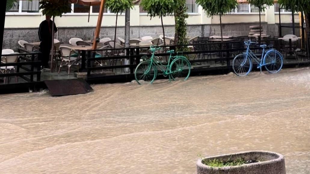 Kiša opet pljušti, građani strahuju od novih poplava: Nivo nabujalih reka u Novom Pazaru još uvek pod kontrolom, sve su oči sada uprte u nebo (FOTO)(VIDEO)