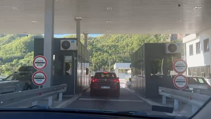 Kolaps na granici: Kilometarska kolona teretnjaka formirana kod Prijepolja, vozači putničkih automobila moraju da ih zaobilaze i voze suprotnom trakom (FOTO)(VIDEO)