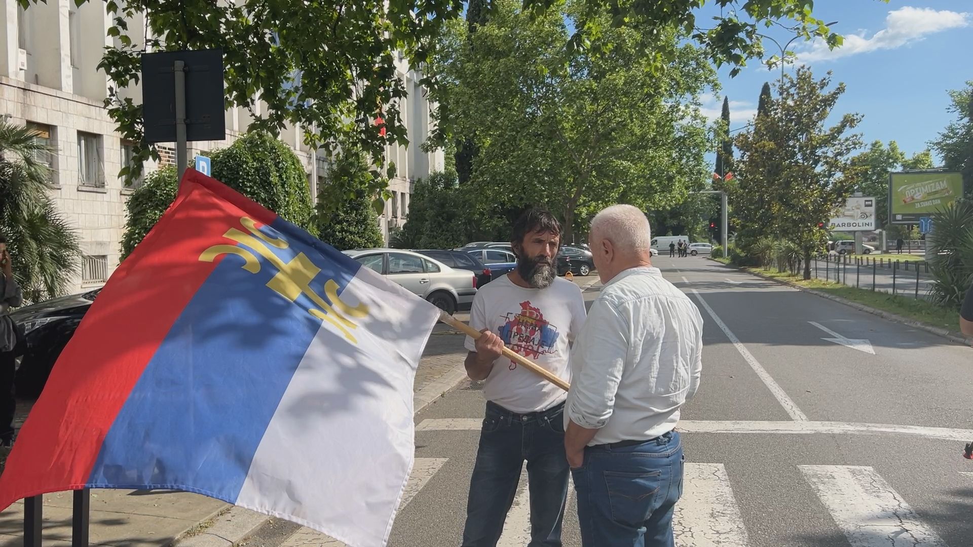 Neverovatne slile iz Podgorice, kiša pljušti a srpske zastave ne prestaju da se vijore na protestu zbog usvajanja Rezolucije o Srebrnici/ Foto: RINA